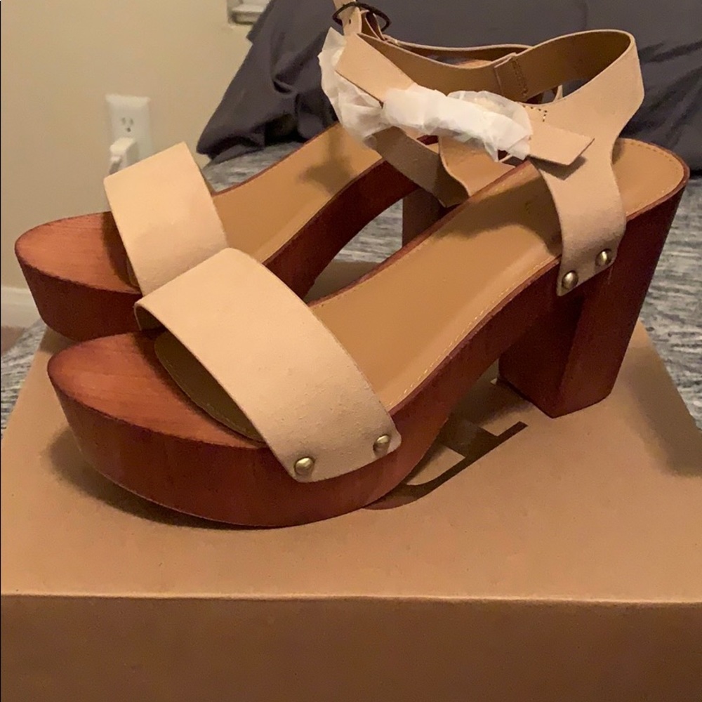 *BRAND NEW* Charlotte Russe strap wood heals.